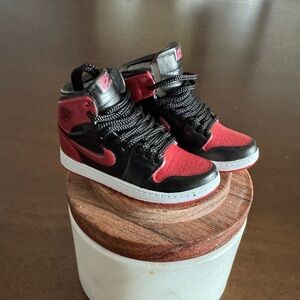 Air Jordan 1 Bred - Mini Sneakers Shoes fits Labubu